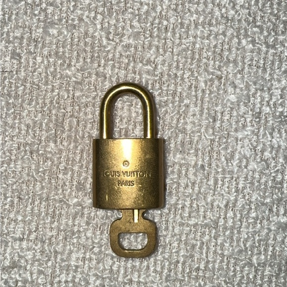 Louis Vuitton lock and key - Picture 2 of 2
